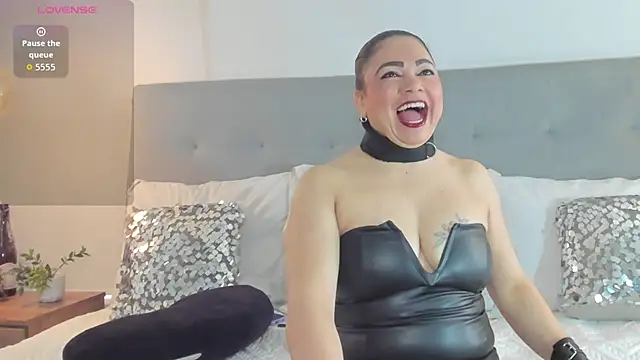 AtheneaArbelaez  online show from November 28, 2:53 pm