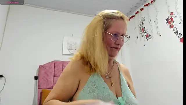 esmeraldaladys online show from July 22, 7:15 pm