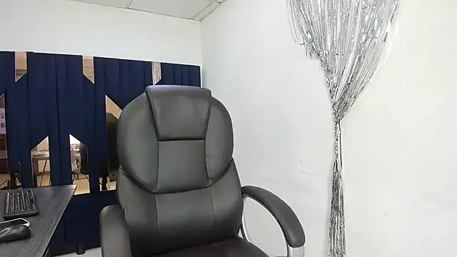 Aisha hotts777 online show from August 2, 9:40 pm