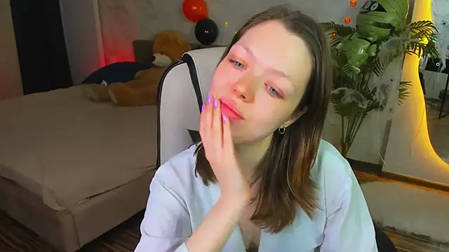 Lunar Lily online show from November 3, 5:55 am