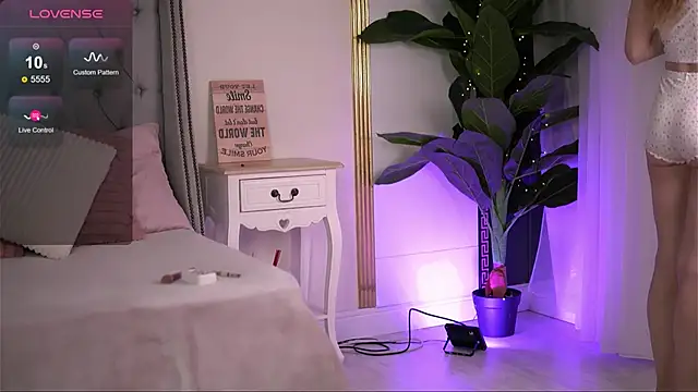 RebeccaRese online show from April 29, 9:01 am