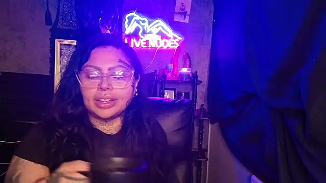 chicanachic13 online show from February 13, 6:48 am