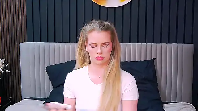 MilanaCeleste online show from December 4, 5:24 pm