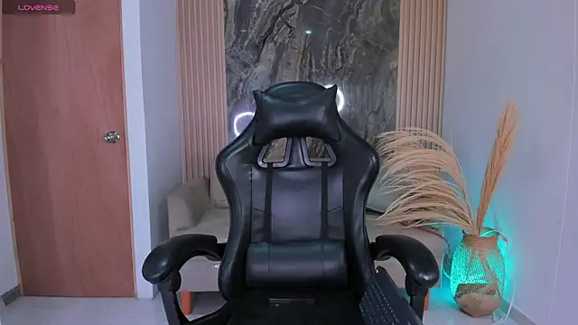 chloegils  online show from October 24, 1:18 pm