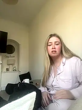 Snapshot of EllaSmithxox chatting on October 4, 8:20 am EllaSmithxox online show from October 4, 8:20 am