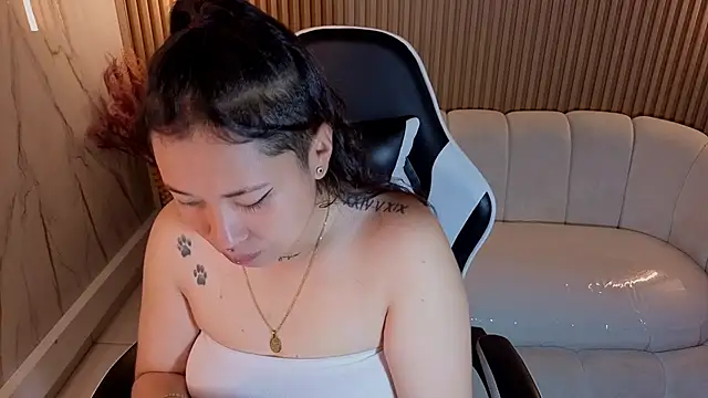 Snapshot of Hollypeyton_Tp chatting on October 28, 1:06 pm Hollypeyton Tp online show from October 28, 1:06 pm