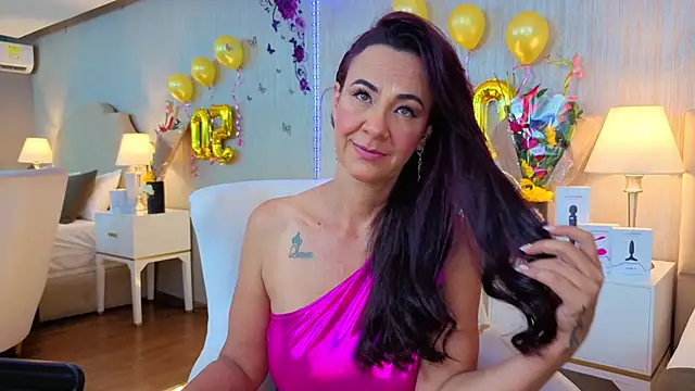 ScarleetJonson online show from February 6, 8:45 pm