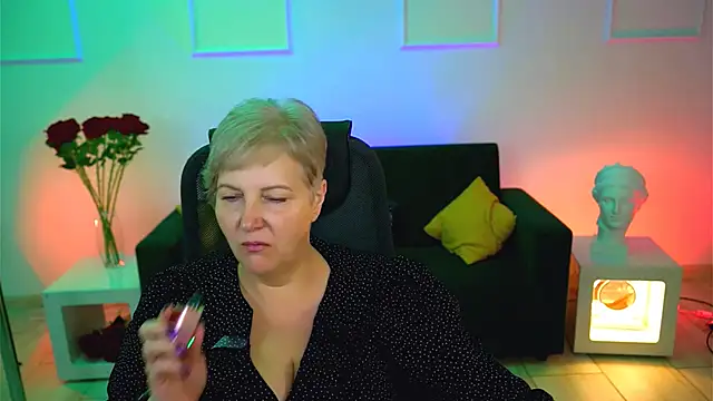 Snapshot of MaryMogan chatting on October 15, 4:48 am MaryMogan online show from October 15, 4:48 am