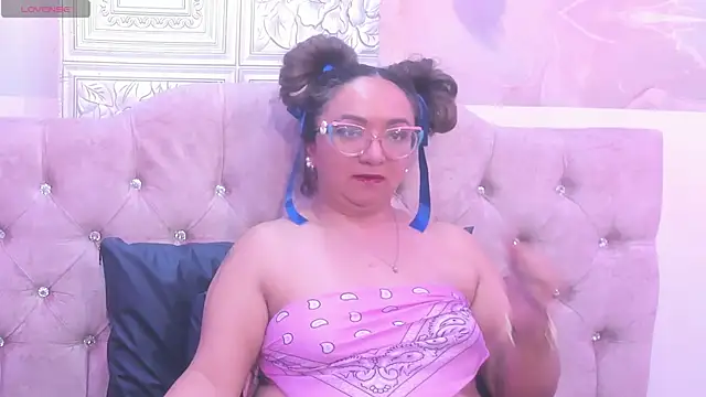 Snapshot of leyla_smithh chatting on October 9, 8:24 pm leyla smithh online show from October 9, 8:24 pm