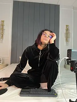 VioletAsh online show from May 4, 5:00 am