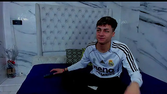 Ari and Storm online show from November 27, 1:47 pm