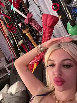 Steffi Snowbunny online show from July 31, 9:05 pm