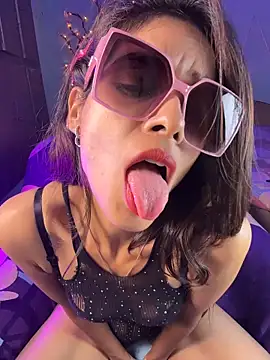 royeoy22 online show from June 30, 10:15 am