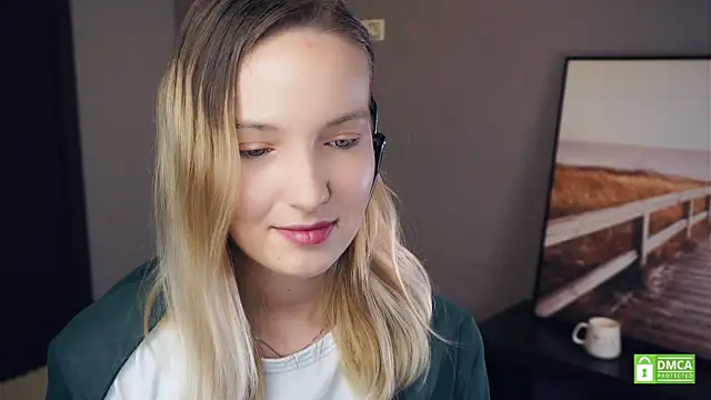 HongTomczak online show from September 24, 7:18 am