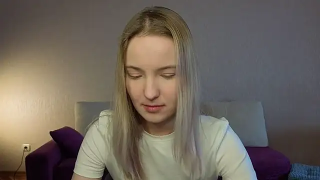 HongTomczak online show from May 1, 7:44 am