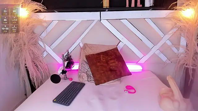 Zoe-Johnson  online show from March 11, 9:50 pm