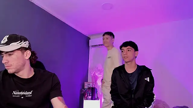Handsomeboyss19 online show from July 4, 8:49 pm