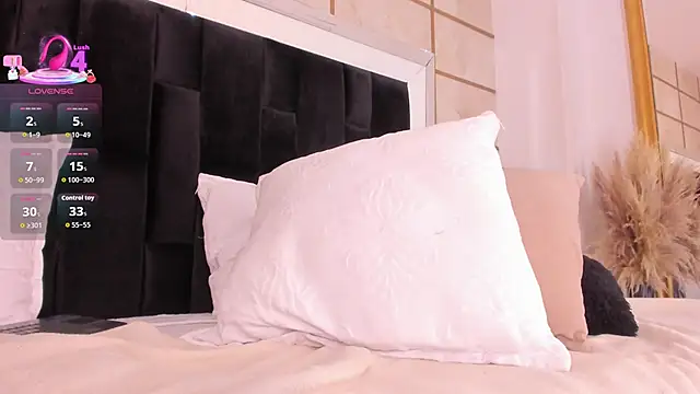 RoxyLior online show from March 18, 11:15 am