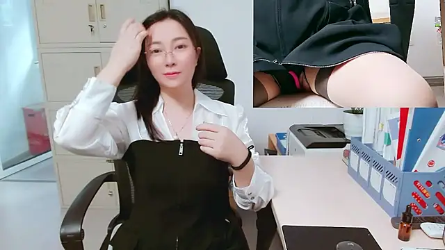 Snapshot of OL-Lily chatting on October 15, 1:41 am OL-Lily online show from October 15, 1:41 am