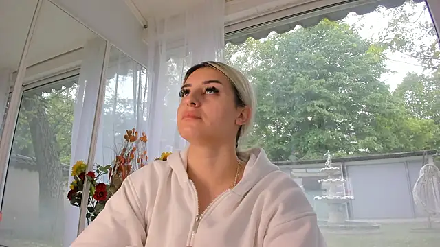 Ella Vee online show from May 2, 5:22 am
