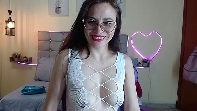  naomi s online show from August 1, 1:57 pm