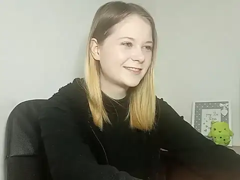 LydiaYoung online show from November 6, 7:20 pm