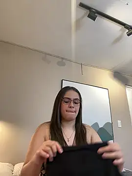 Tayler Kim online show from February 18, 6:51 pm