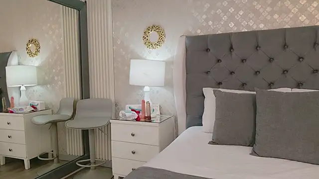 ZoeWilliis online show from July 13, 7:03 pm