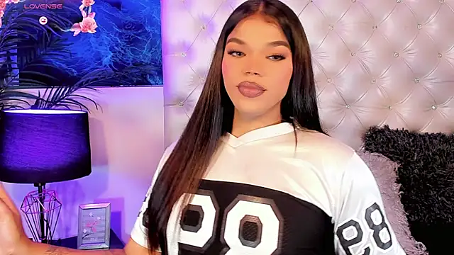 Valeria Swett  online show from May 2, 9:29 pm