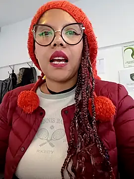 gigi1326 online show from November 4, 7:30 pm