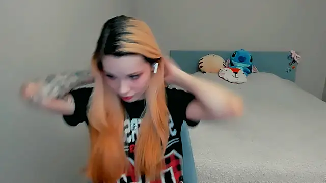 Snapshot of Kitten_Alissa chatting on October 13, 7:05 pm Kitten Alissa online show from October 13, 7:05 pm