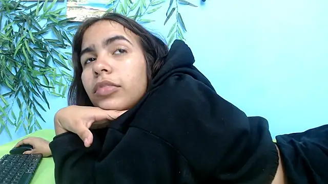 skinnysofia18 online show from July 4, 2:35 pm