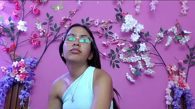 skinnysofia18 online show from December 3, 1:24 pm