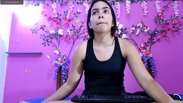 skinnysofia18 online show from June 24, 1:43 pm