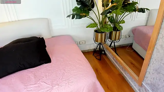 Dafne Hillss online show from April 29, 11:57 am