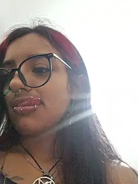 carolinerue online show from April 27, 10:12 am