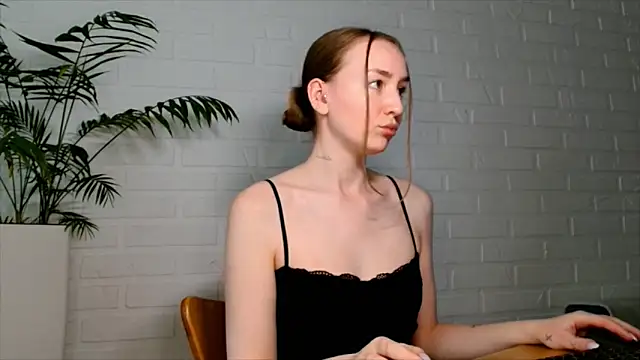 WhitePrincessLuna online show from June 18, 2:22 pm