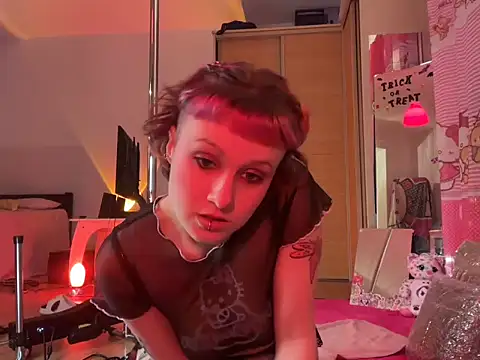 Snapshot of MystiqueRoxy chatting on November 2, 12:14 am MystiqueRoxy online show from November 2, 12:14 am