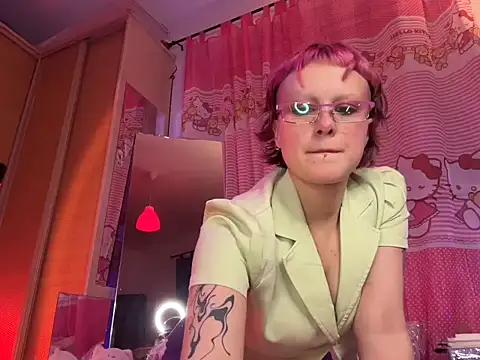 Snapshot of MystiqueRoxy chatting on September 27, 10:50 pm MystiqueRoxy online show from September 27, 10:50 pm