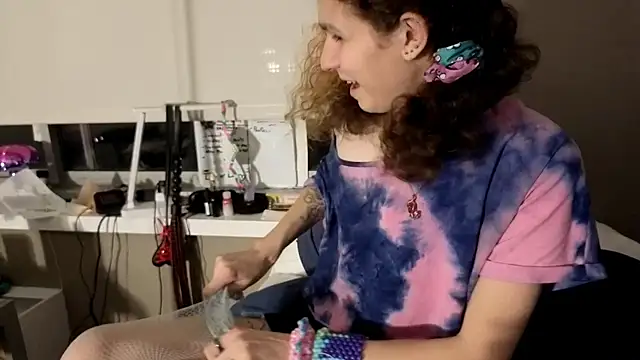 cuddlyavenue online show from November 3, 2:48 am