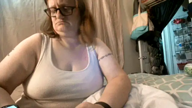 Snapshot of lindamarie_ chatting on September 18, 11:47 pm lindamarie online show from September 18, 11:47 pm