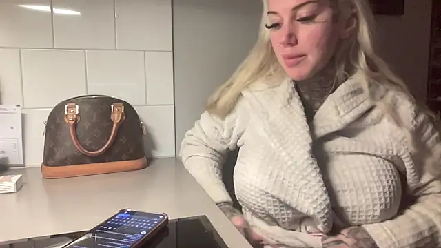 paulinaalatalo online show from March 18, 2:27 am