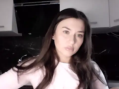 Lyverra online show from February 5, 1:36 pm