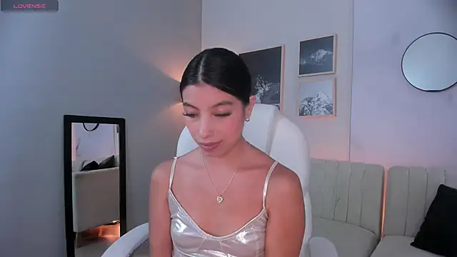 Tiffany Low online show from November 29, 4:44 pm