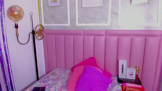 HoollyHendrix online show from March 13, 8:54 pm