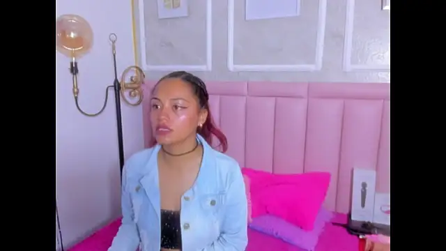 HoollyHendrix online show from March 17, 10:03 pm