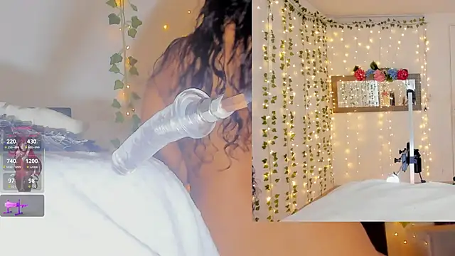 Ashley  Jones   online show from December 17, 9:13 am