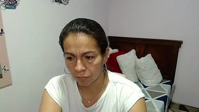 camilavargas  online show from August 5, 5:08 pm