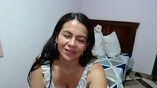 camilavargas  online show from July 28, 8:52 pm