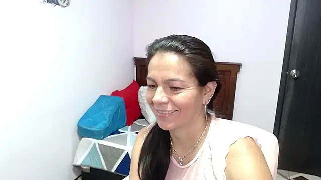 camilavargas  online show from July 15, 6:56 pm